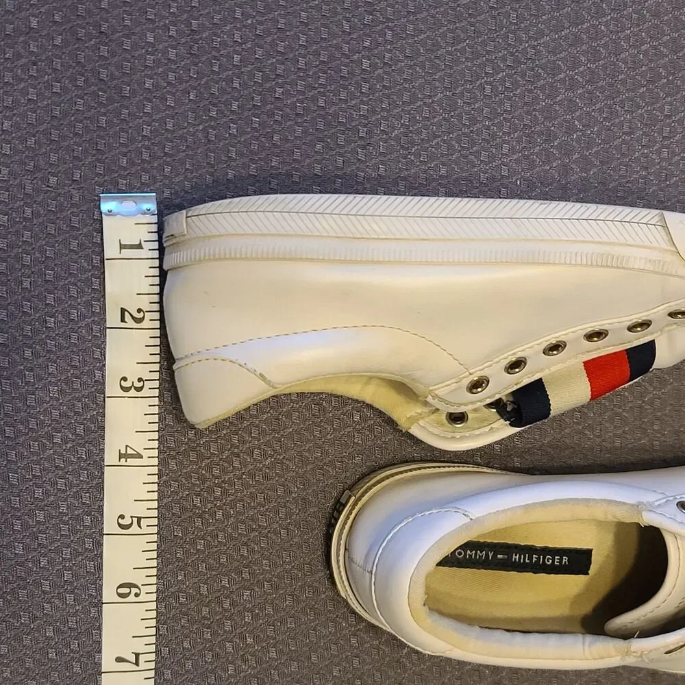 Tommy Hilfiger Women’s White Sneakers Size 7M Style TWLAVEN-R Leather Sole